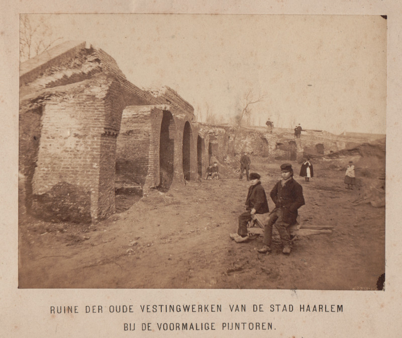 afbeelding van prent Ruine der oude vestingwerken van de stad Haarlem bij de voormalige Pijntoren van nn (Haarlem)