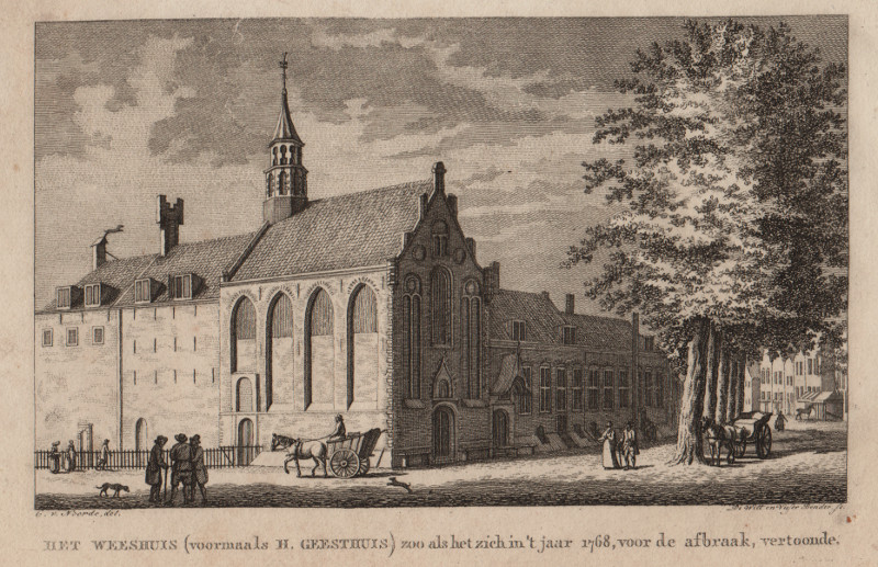 afbeelding van prent Het Weeshuis (voormaals H. Geesthuis) zoo als het zich in ´t jaar 1768, voor de afbraak, verto van C. van Noorde, De Witt en Visser Bender (Haarlem)